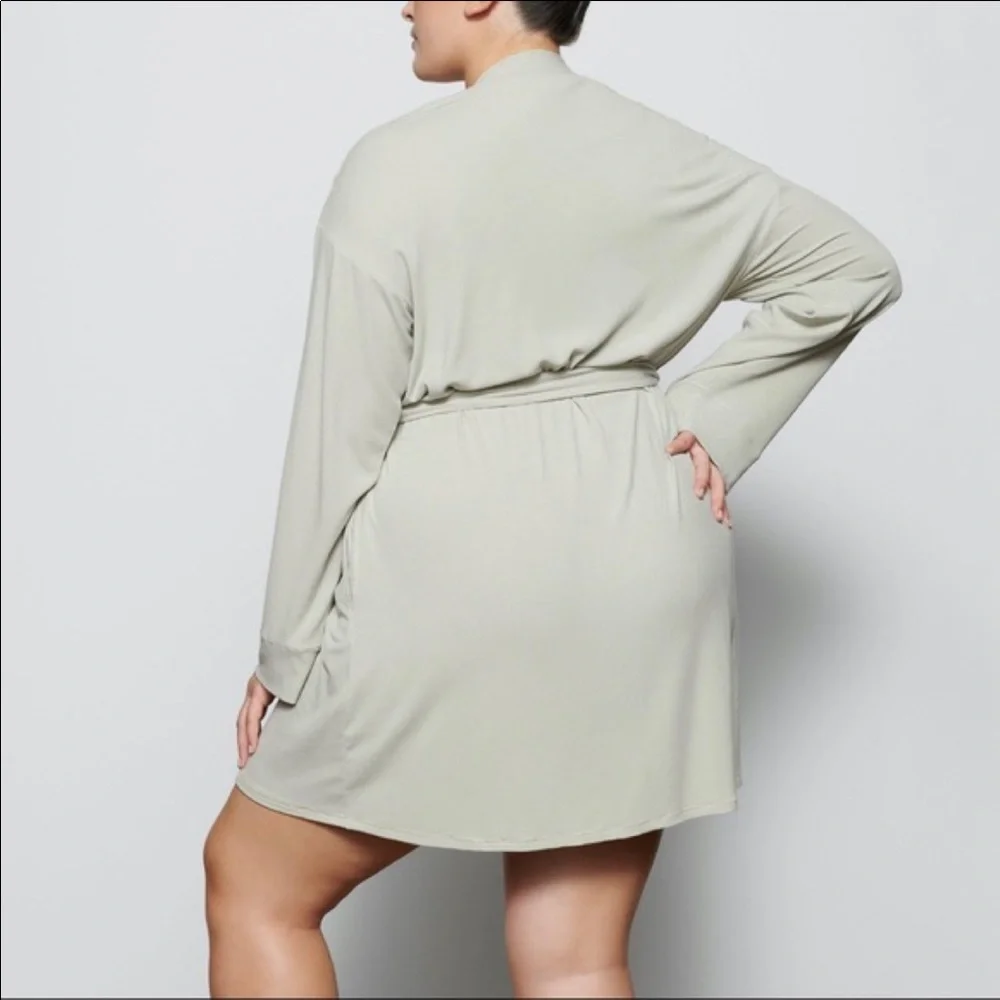 Skims Talc Robe - Picture 2 of 6